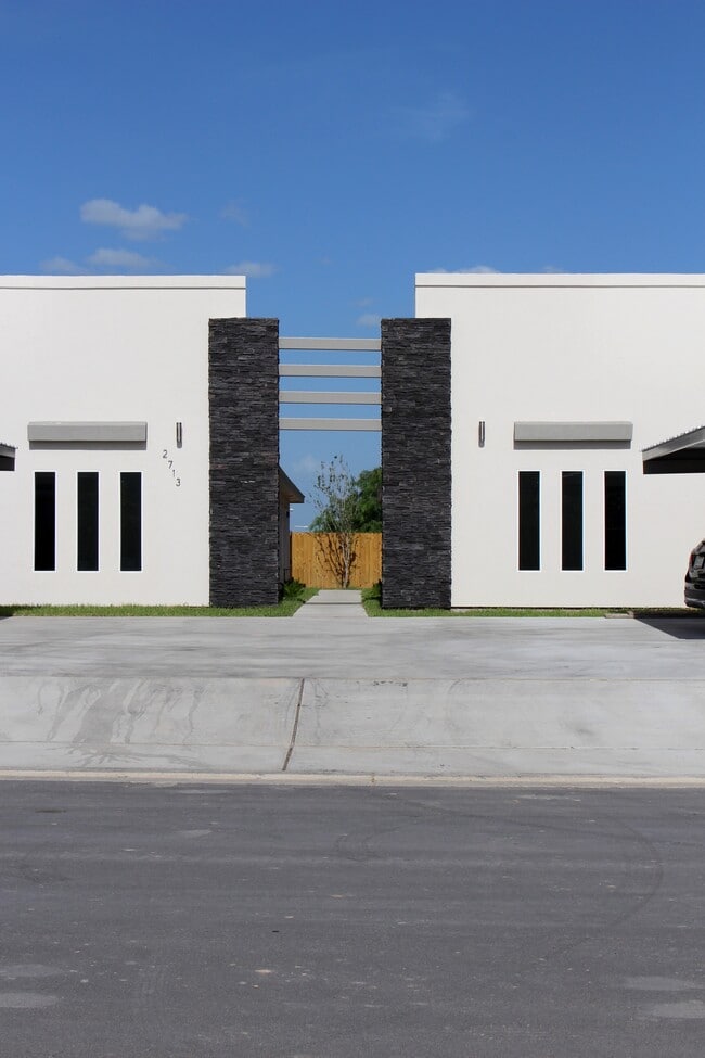 2713 S J St, Unit #3 in McAllen, TX - Foto de edificio - Building Photo
