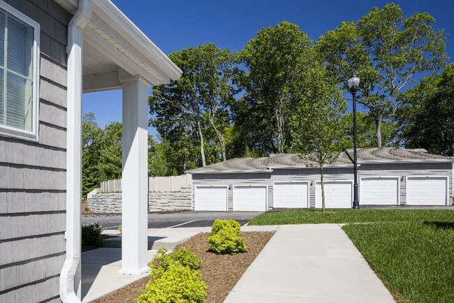 Merion Stratford Apartment Homes in Stratford, CT - Foto de edificio - Building Photo