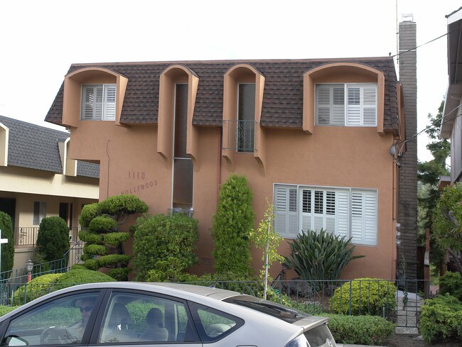 1110 Hollywood Ave in Oakland, CA - Foto de edificio - Building Photo