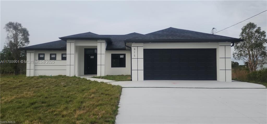 1215 Bayou St E in Lehigh Acres, FL - Foto de edificio