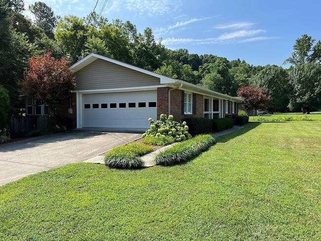 2311 North Dug Gap Rd SW in Dalton, GA - Foto de edificio - Building Photo