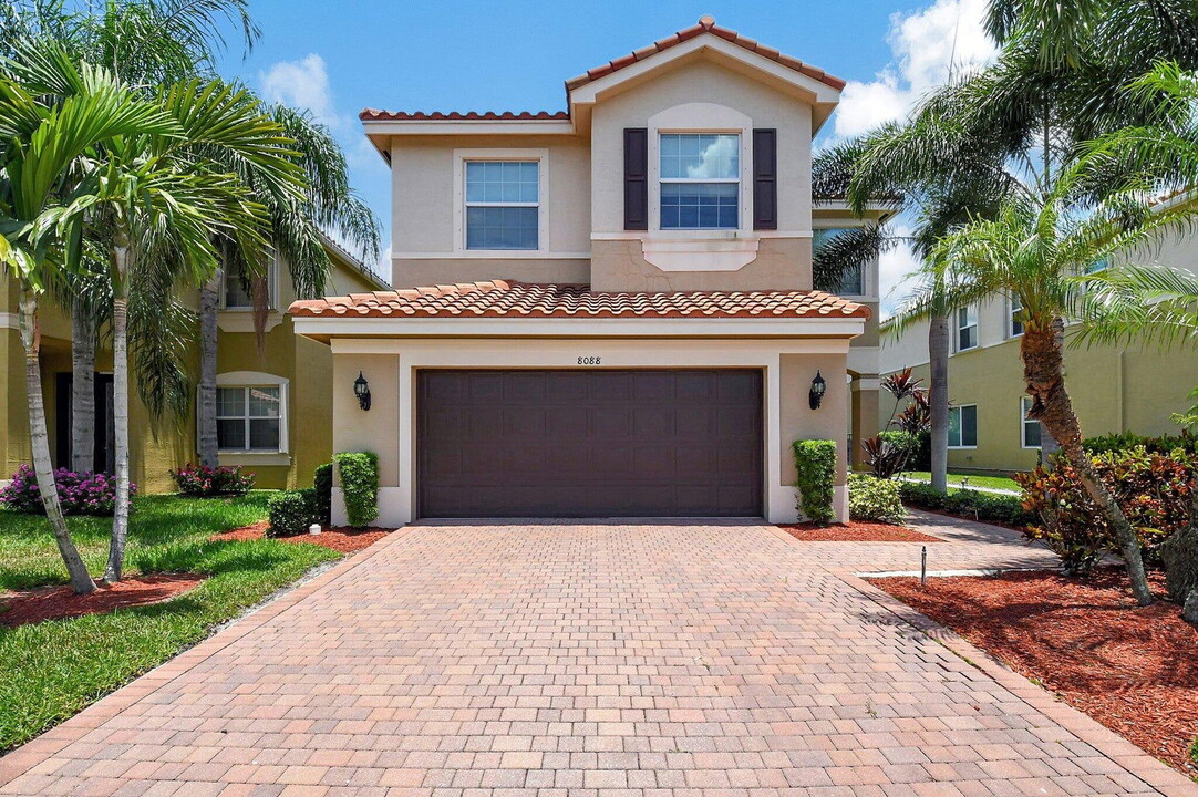 8088 Pinnacle Pass Way in Boynton Beach, FL - Foto de edificio