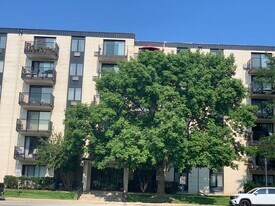 9701 N Dee Rd in Niles, IL - Building Photo