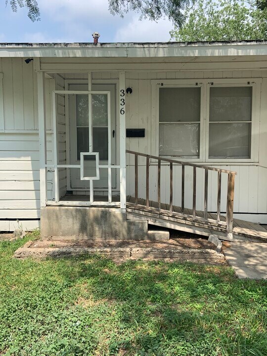 336 S Chiltipin St in Sinton, TX - Building Photo