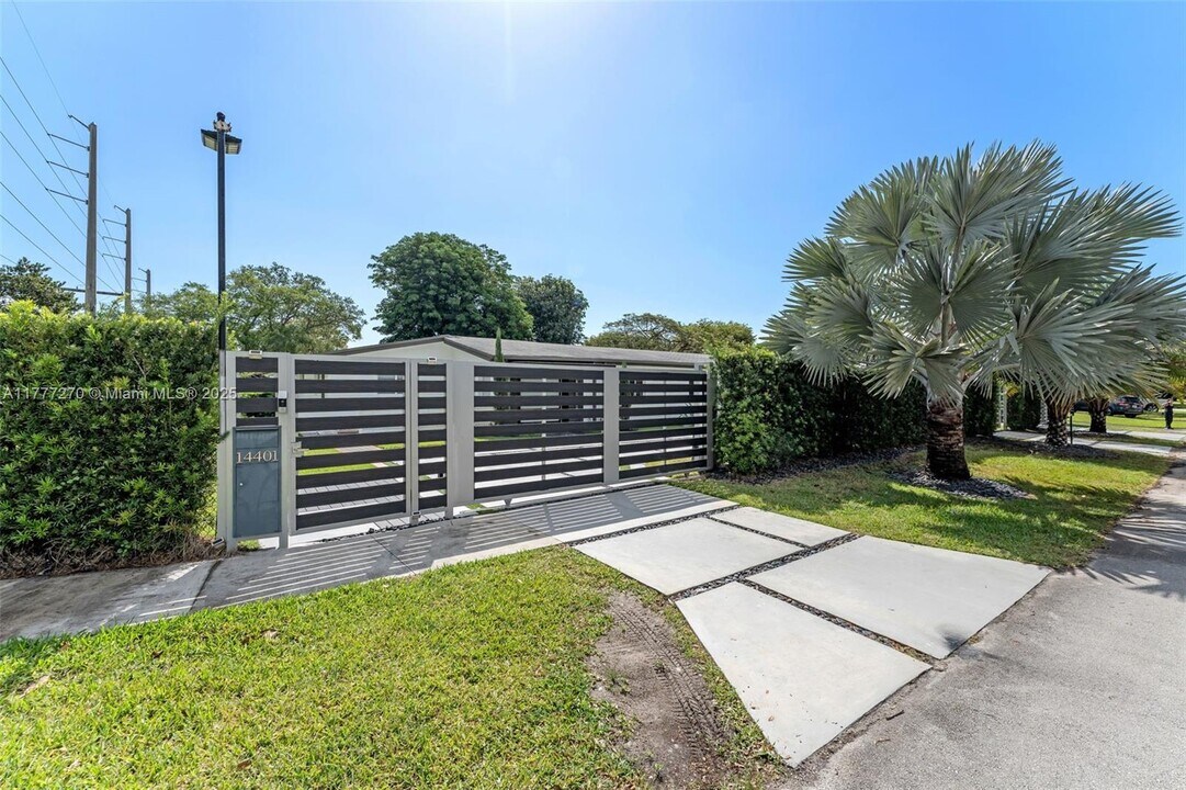 14401 SW 79th Ave in Palmetto Bay, FL - Building Photo