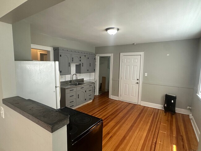 240 Linwood St-Unit -2 in New Britain, CT - Building Photo - Building Photo