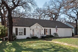 2216 W Lotus Ave in Fort Worth, TX - Building Photo