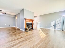 304 Wellington Pl in Matawan, NJ - Building Photo