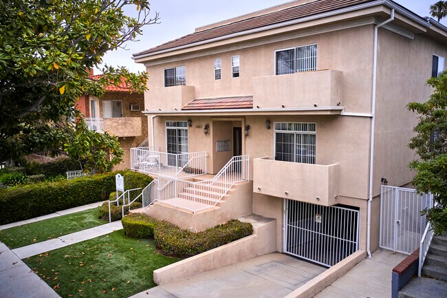 3662 Clarington Ave in Los Angeles, CA - Building Photo - Building Photo