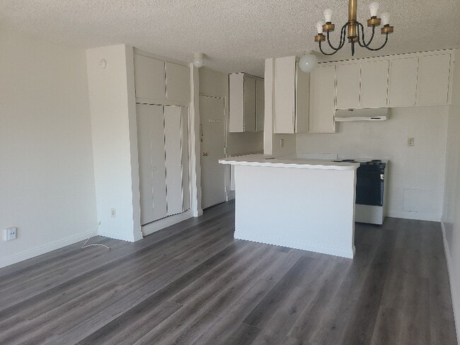 160 S El Molino Ave