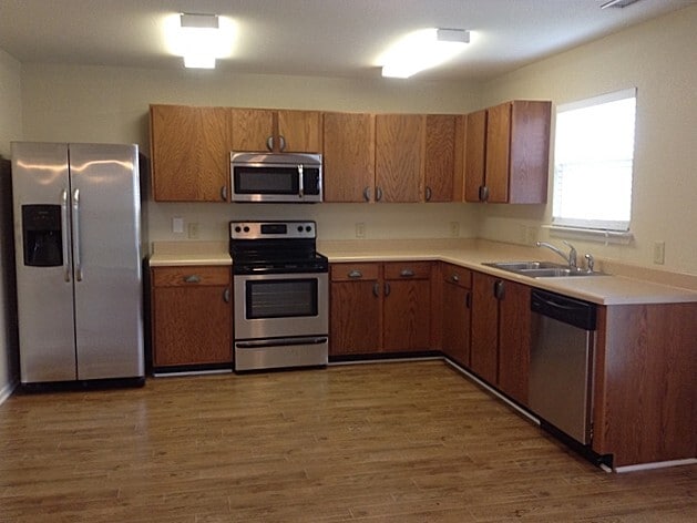 205 Farm Springs Rd in Mount Holly, NC - Foto de edificio - Building Photo