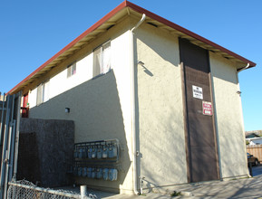 1055 N Sanborn Rd in Salinas, CA - Building Photo - Building Photo