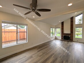 7980 Amargosa Dr in Carlsbad, CA - Foto de edificio - Building Photo
