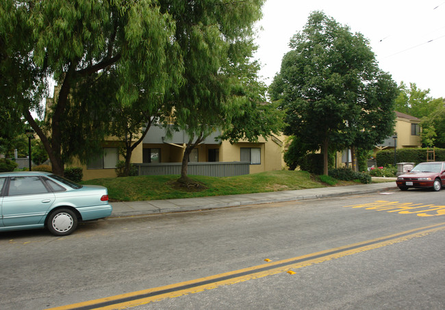 Morse Court Apartments in Sunnyvale, CA - Foto de edificio - Building Photo