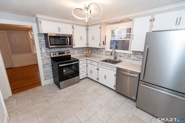 99 Jordan Ln in Wethersfield, CT - Building Photo - Building Photo