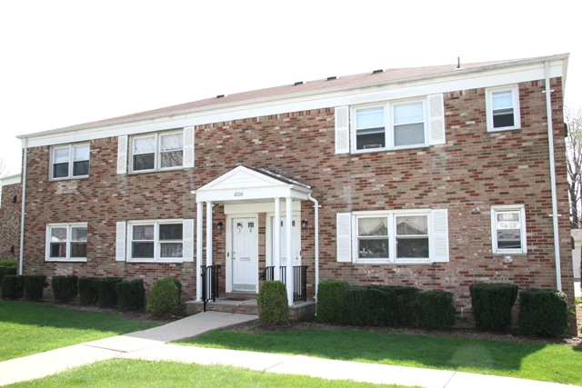 St. Charles Apartments (MP West Caldwell) in West Caldwell, NJ - Foto de edificio