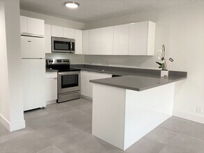 8005 Lake Dr, Unit 207A in Doral, FL - Building Photo - Building Photo