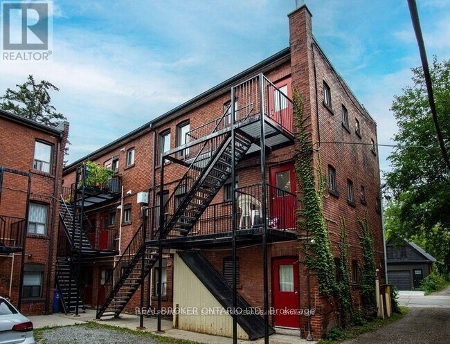 4-4 Hyde Park Ave in Hamilton, ON - Building Photo - Building Photo