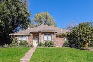 8005 Meadowlark Ln in Rowlett, TX - Building Photo