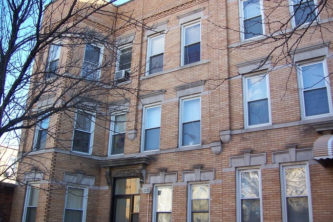 72-11 65th Pl in Flushing, NY - Foto de edificio - Building Photo