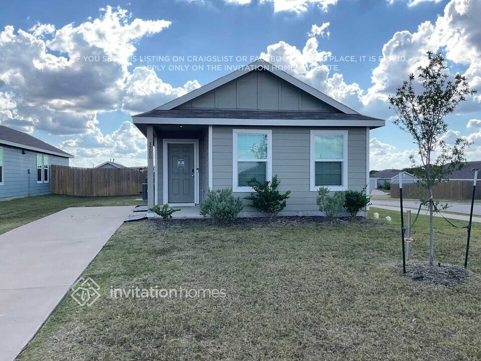3200 Crestone Dr in Crandall, TX - Building Photo