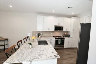 7352 Rockefeller Dr in Naples, FL - Building Photo - Building Photo