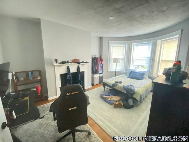 1890 Beacon St, Unit 2 in Brookline, MA - Foto de edificio - Building Photo