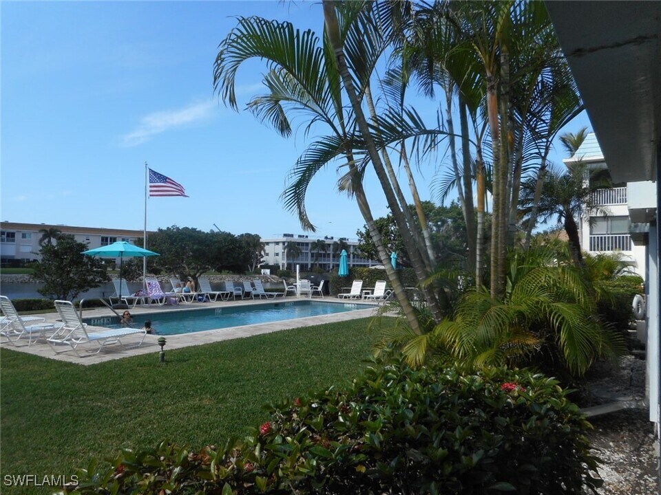 3055 Riviera Dr in Naples, FL - Building Photo