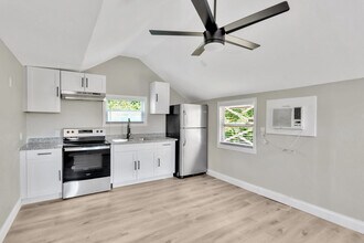 1515 Sadlon Ave, Unit 1515 Half Sadlon Ave in Clearwater, FL - Building Photo - Building Photo