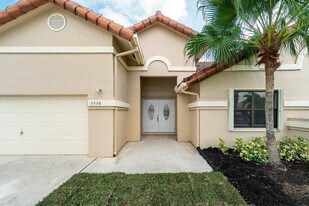 9398 Laurel Green Dr in Boynton Beach, FL - Building Photo