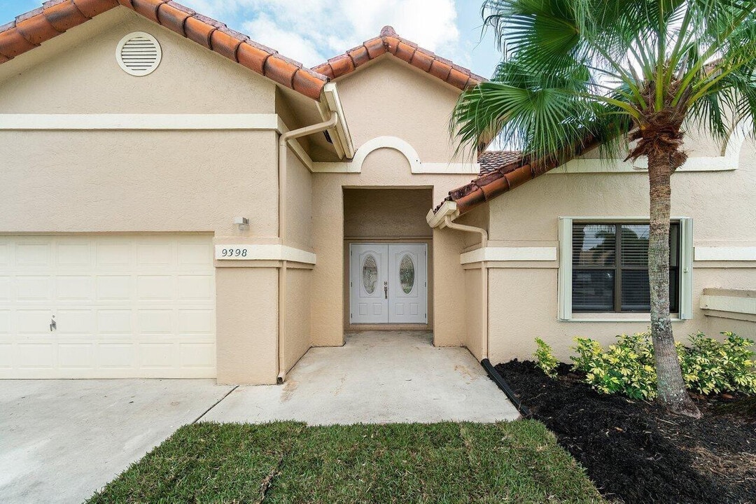 9398 Laurel Green Dr in Boynton Beach, FL - Building Photo