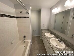 527 S Olive St in San Antonio, TX - Foto de edificio - Building Photo
