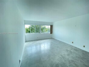 120 Lakeview Dr in Weston, FL - Building Photo - Building Photo