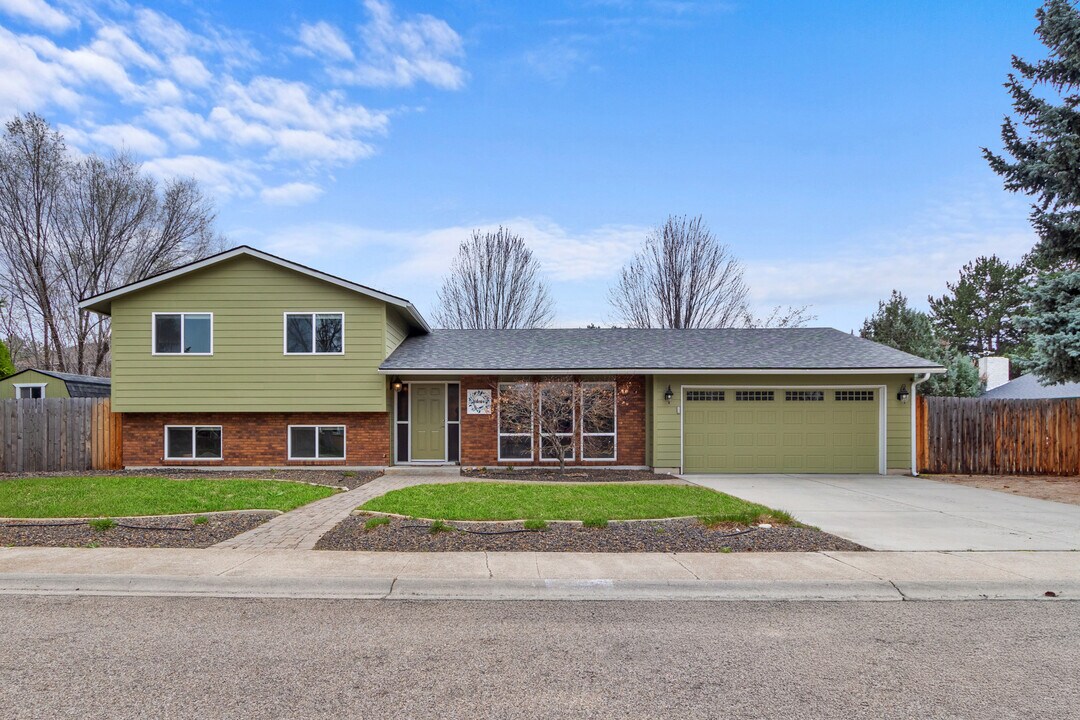 1897 E Quincy Dr in Boise, ID - Building Photo