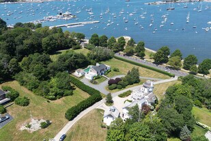 1 Harbor View Dr in Newport, RI - Building Photo