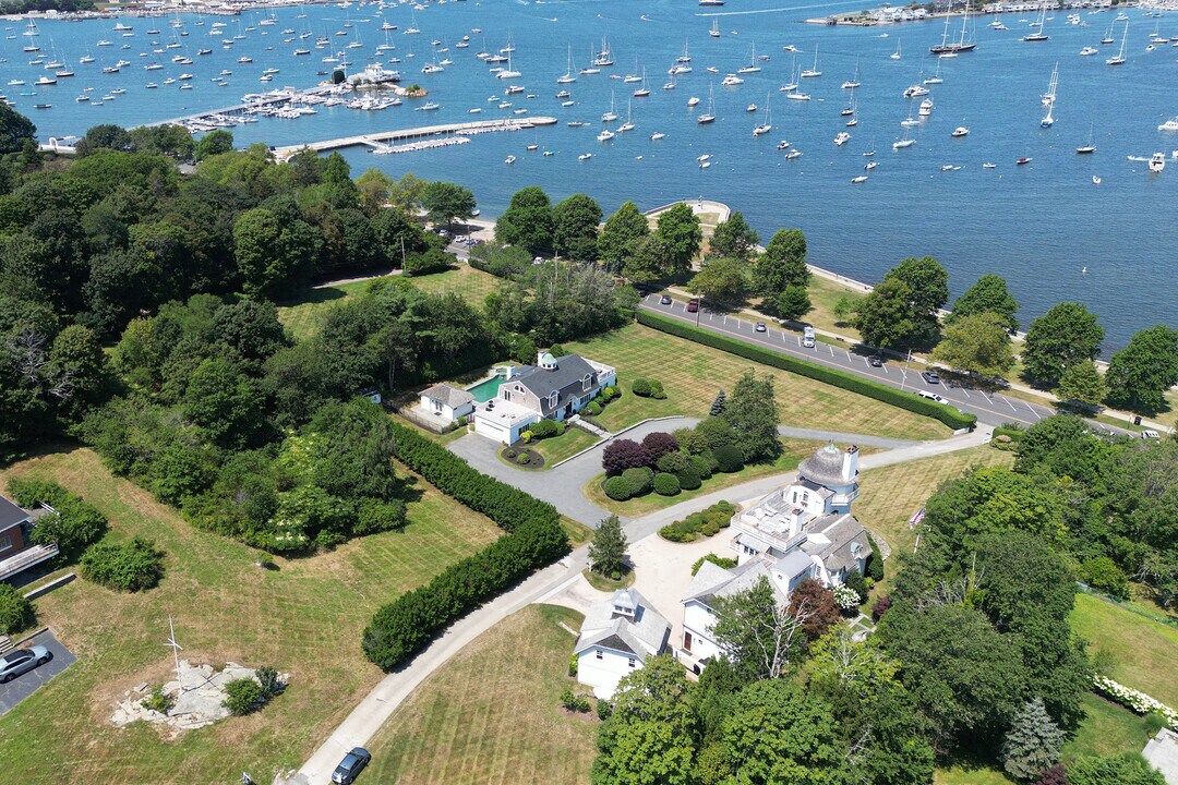 1 Harbor View Dr in Newport, RI - Building Photo