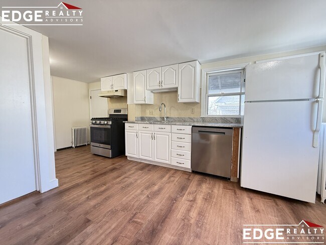 28 Cherry St, Unit 1 in Somerville, MA - Foto de edificio - Building Photo