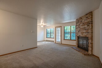 Devonshire Manor in Aloha, OR - Building Photo - Interior Photo