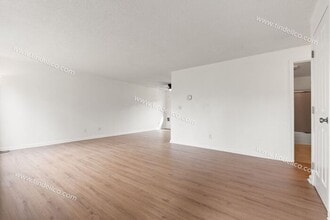 9137 N Adriatic Ave in Portland, OR - Building Photo - Building Photo