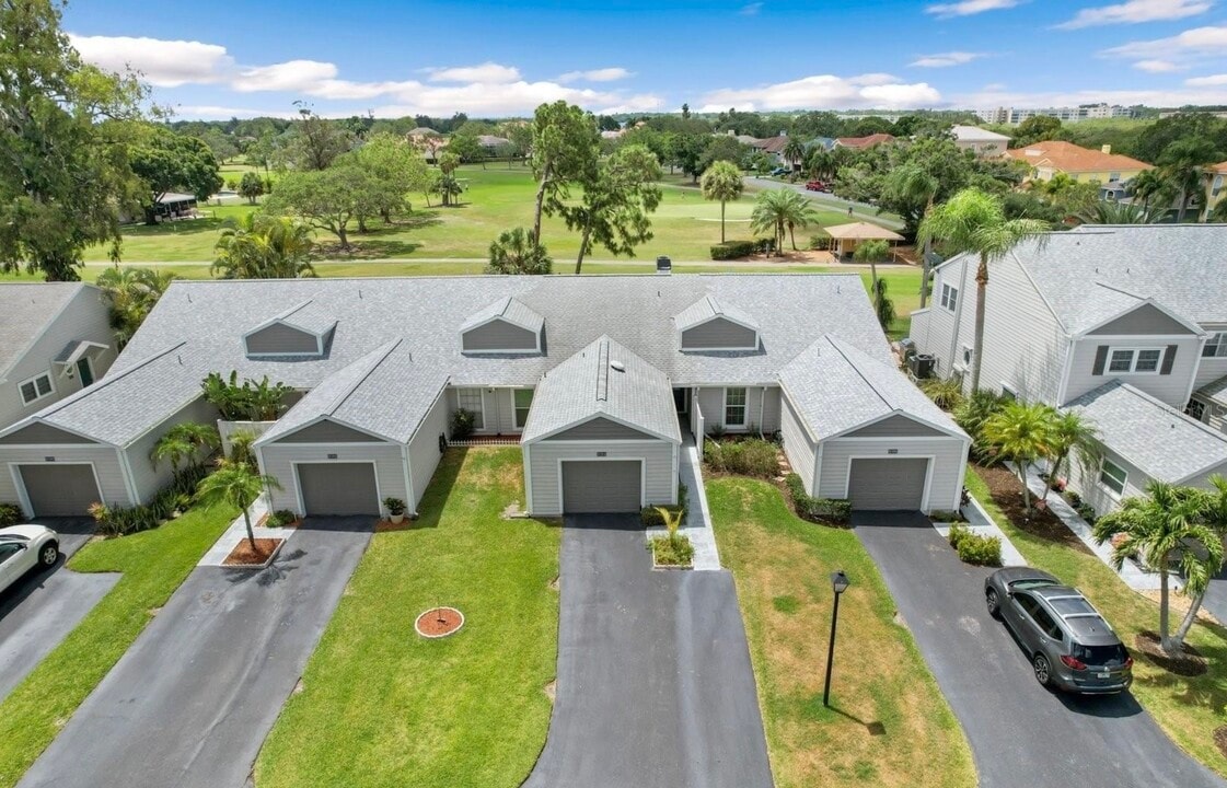 9394 Westlinks Terrace in Seminole, FL - Building Photo