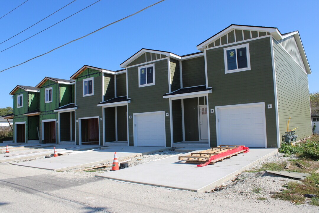 109 E Division St in Manteno, IL - Building Photo