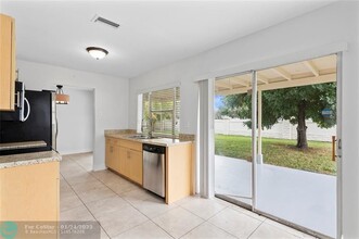 6500 NW 57th Ct in Tamarac, FL - Foto de edificio - Building Photo