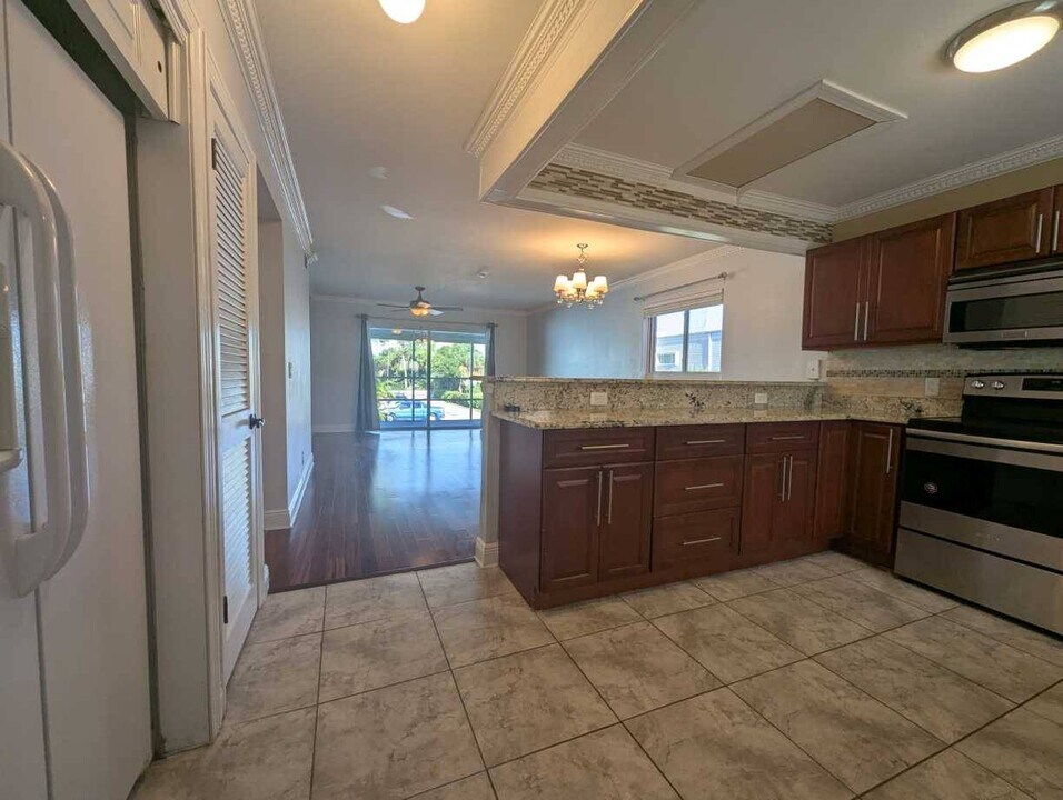 2440 SE Ocean Blvd in Stuart, FL - Foto de edificio