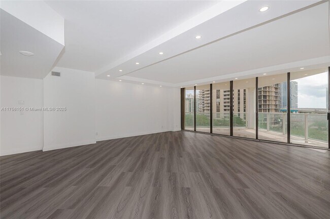 19500 Turnberry Way, Unit 6E in Miami, FL - Foto de edificio - Building Photo