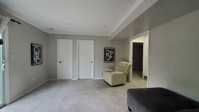 8 Robert C Keri Ct, Unit 2 in Somerset, NJ - Building Photo - Building Photo