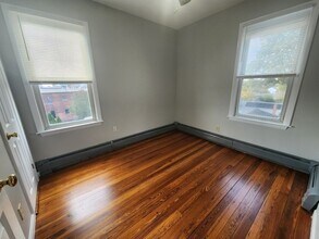 447 Ash St, Unit 3 in New Bedford, MA - Building Photo - Building Photo