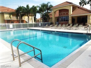 6490 Aragon Way in Ft. Myers, FL - Foto de edificio - Building Photo