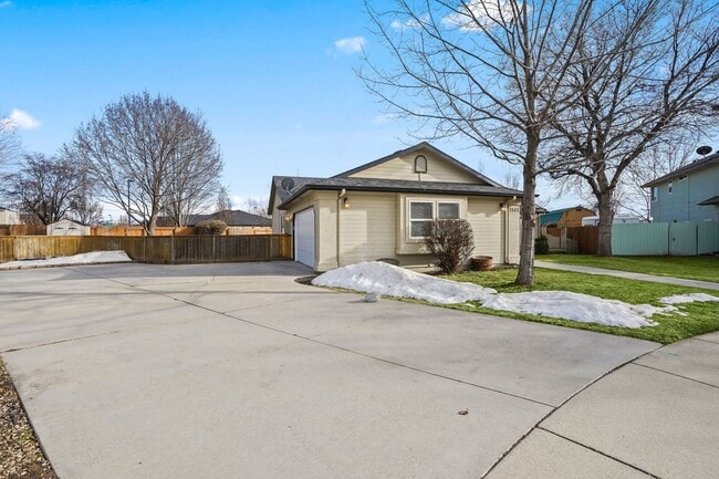 2643 Apricot Ct in Meridian, ID - Building Photo - Building Photo
