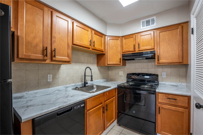 The Riverside Apartment Homes in Indianapolis, IN - Building Photo - Interior Photo