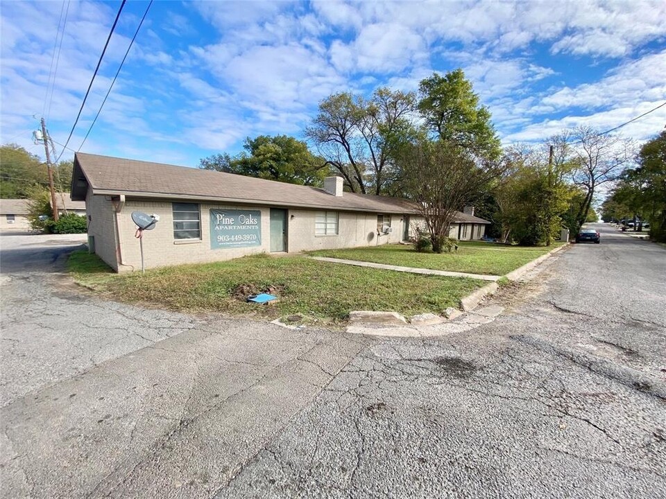 Pine Oaks in Bonham, TX - Foto de edificio